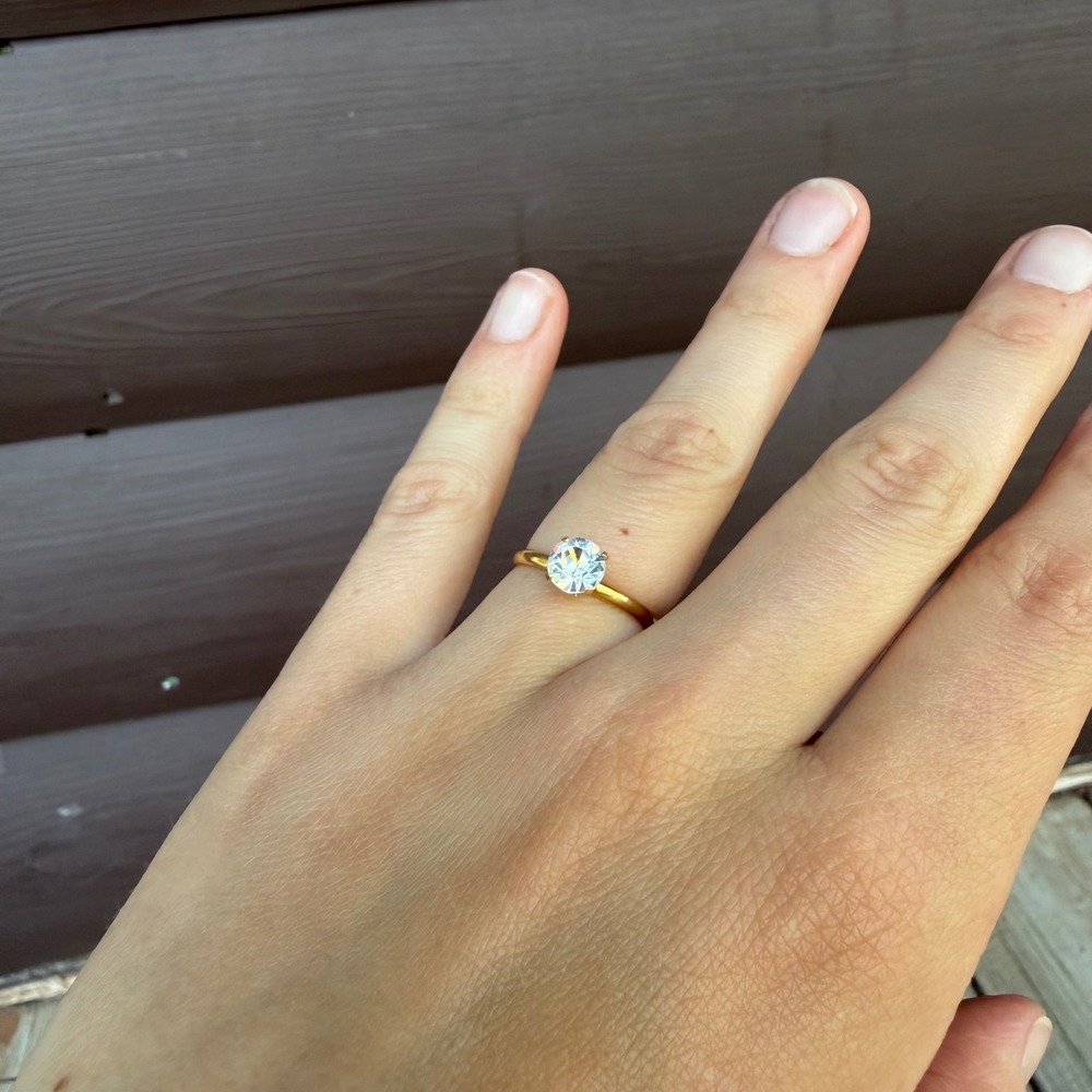Solitaire Engagement Ring Womens Size 7 Gold‎ Tone Clear Stone Round Cut